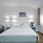 Lipa, & Bistro 3*