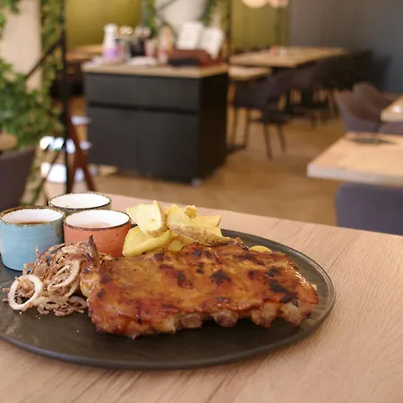 Lipa, & Bistro فندق 3*