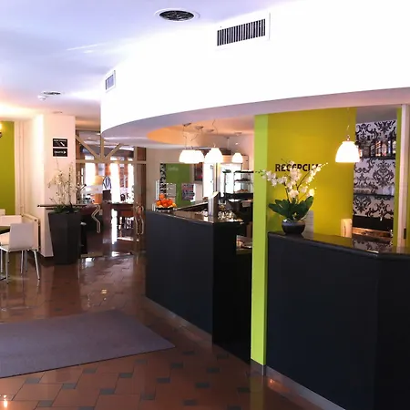 Lipa, & Bistro 3*