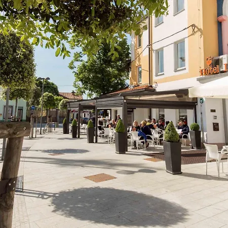 Lipa, & Bistro Szálloda