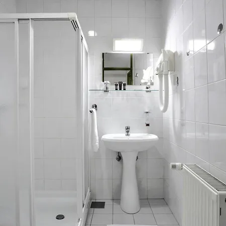 Lipa, & Bistro Szálloda 3*