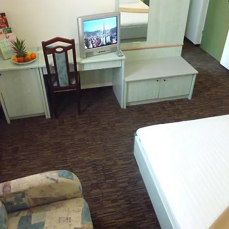 Lipa, & Bistro Hotel