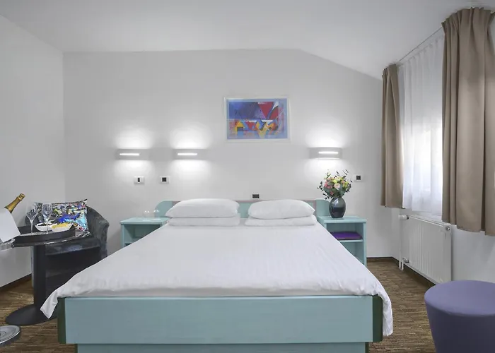 Hotel Lipa, & Bistro 3*