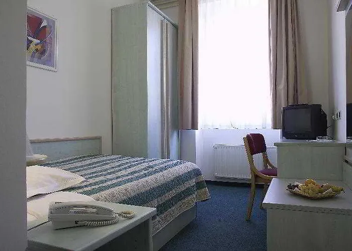 Lipa, & Bistro Hotel 3*